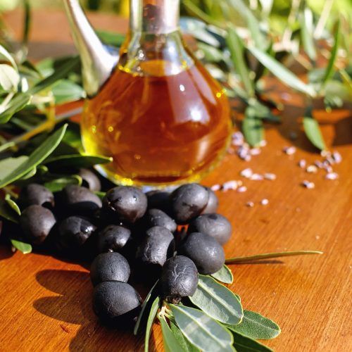 aceite de oliva virgen extra y aceitunas