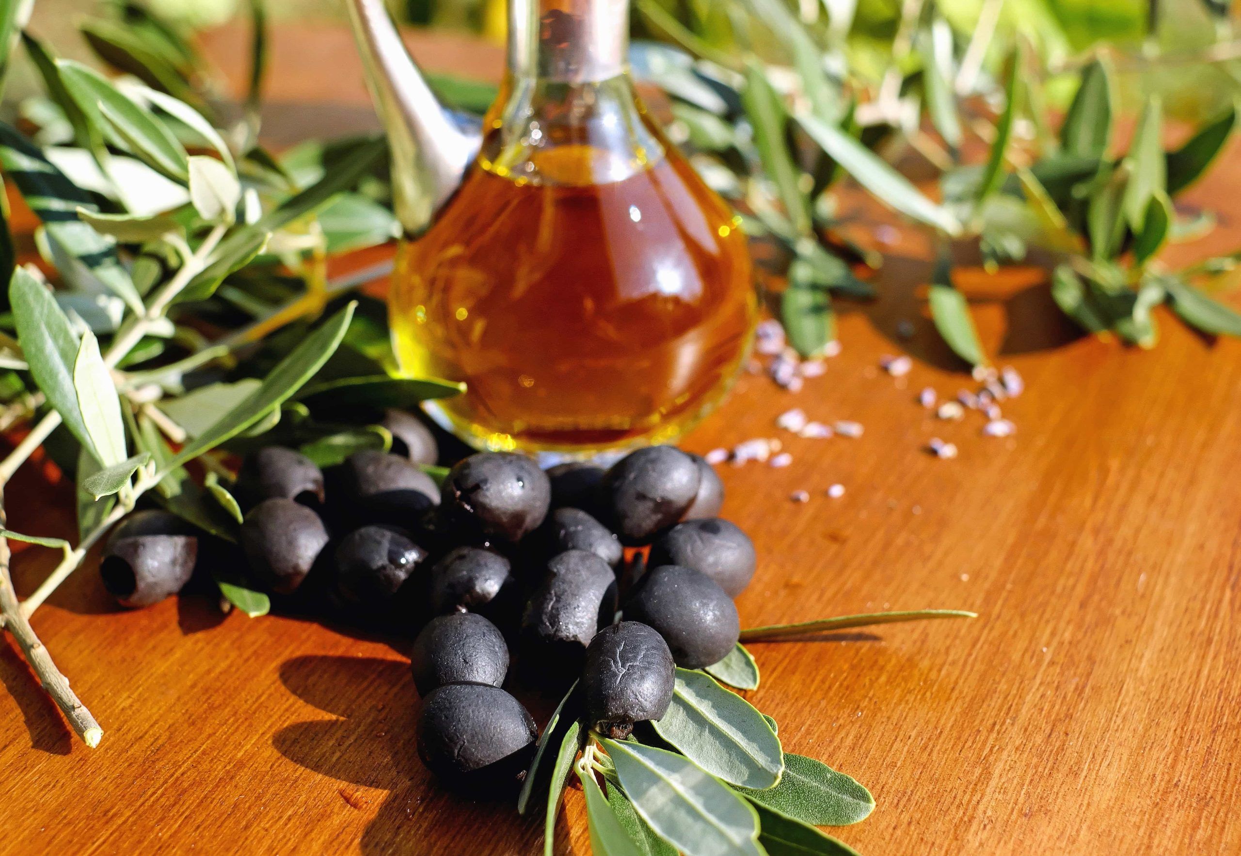 aceite de oliva virgen extra y aceitunas