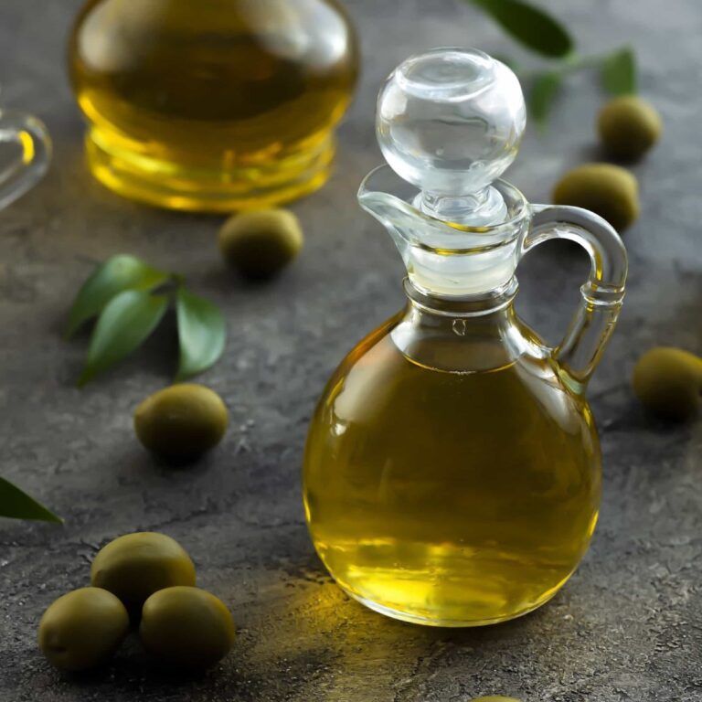 una botella de cristal que contiene aceite de oliva virgen extra
