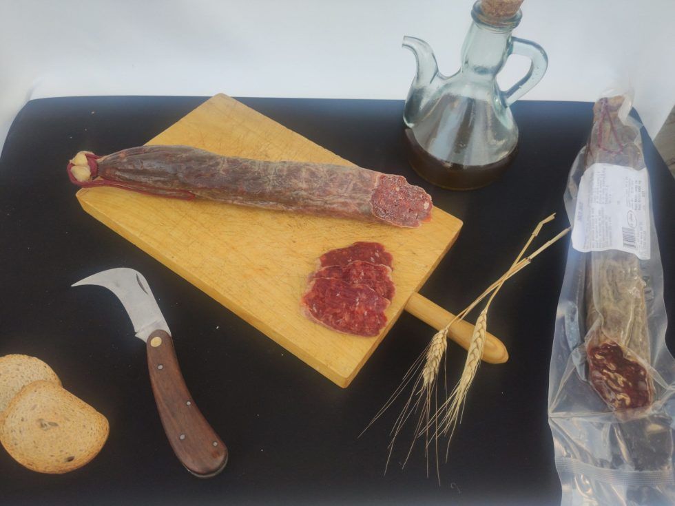 un chorizo iberico de bellota sobre una tabla de madera