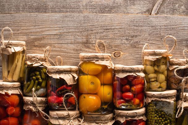 unos frascos de cristal con conservas naturales de alimentos