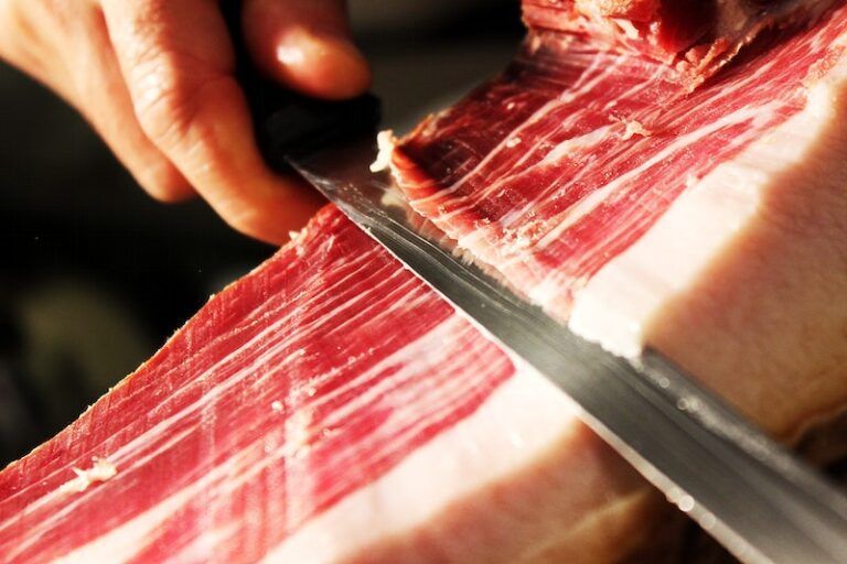 un corte a cuchillo de un jamon iberico