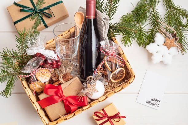 una cesta de alimentos de regalo o cesta de navidad