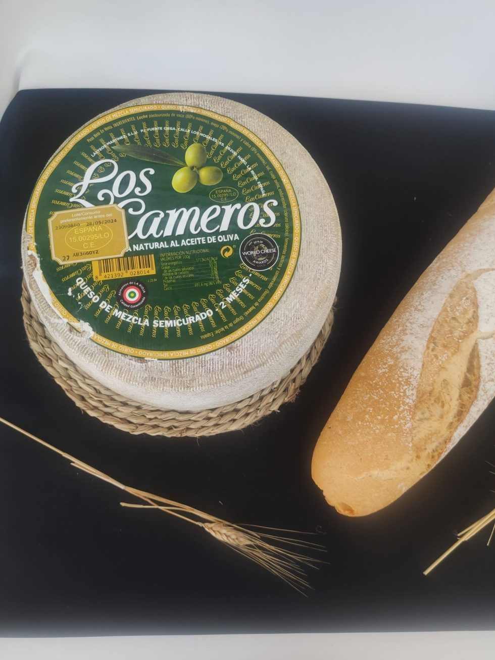 queso semicurado mezcla los cameros con corteza natural madurada en aceite de oliva