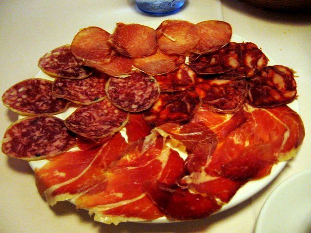 un plato de embutidos ibericos surtidos