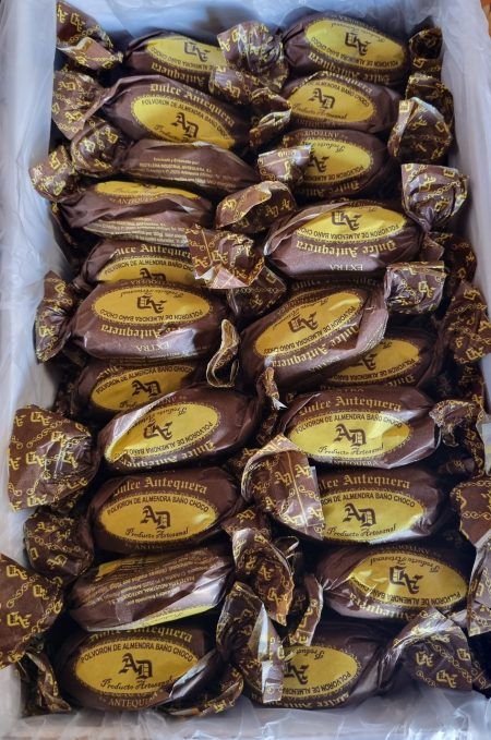 polvoron de almendra bañado en chocolate caja de 4 kilos