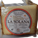 Cuña de queso curado de oveja al pimentón, marca La Solana